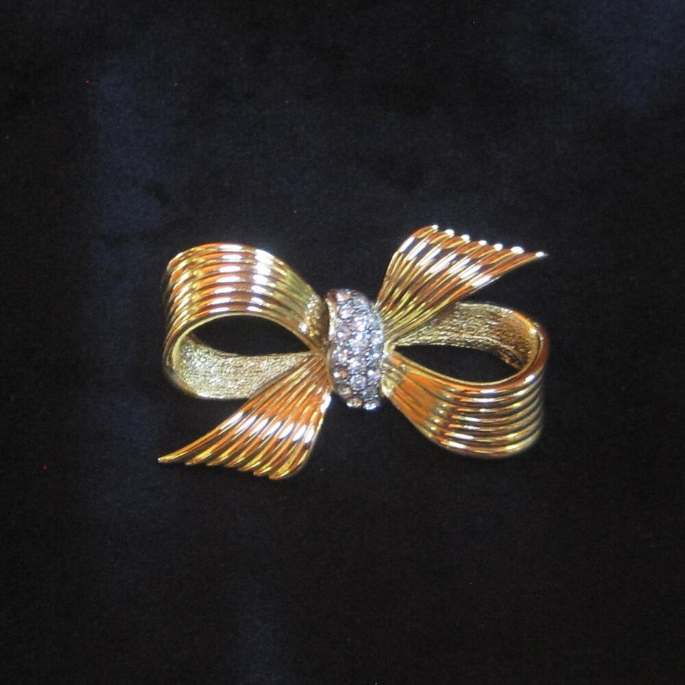 Bow Brooch Vtg Ribbed Gold Tone Clear Pave Rhinestone Center Pin 2" Textured